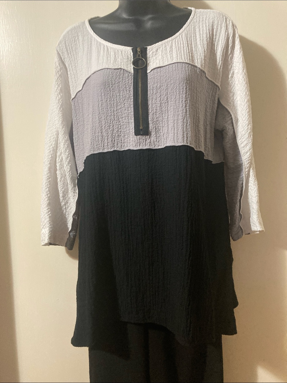 Ali Miles Colorblock Long Sleeve Shirt in White, Light Gray & Black 23” P2P,26”L